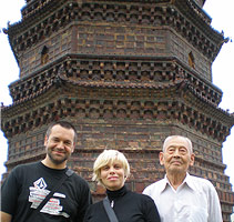 Con nuestro acompañante delante de la Pagoda de Hierro - Kaifeng